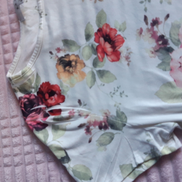 (L) Ultra Soft Floral Print Crop Top - Picture 3 of 6